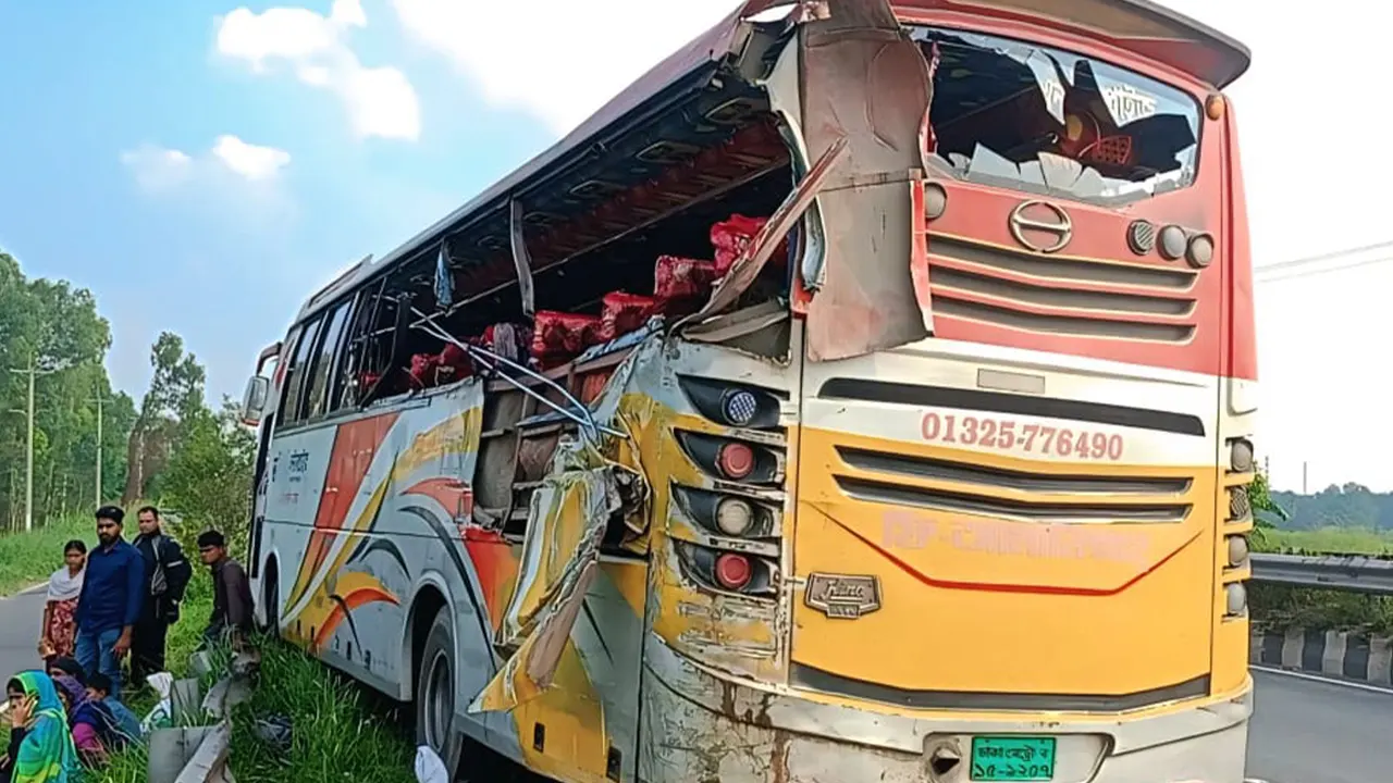 টাঙ্গাইলে বাস-ট্রাক সংঘর্ষে নারীসহ ৩ জন নিহত, ১০ আহত